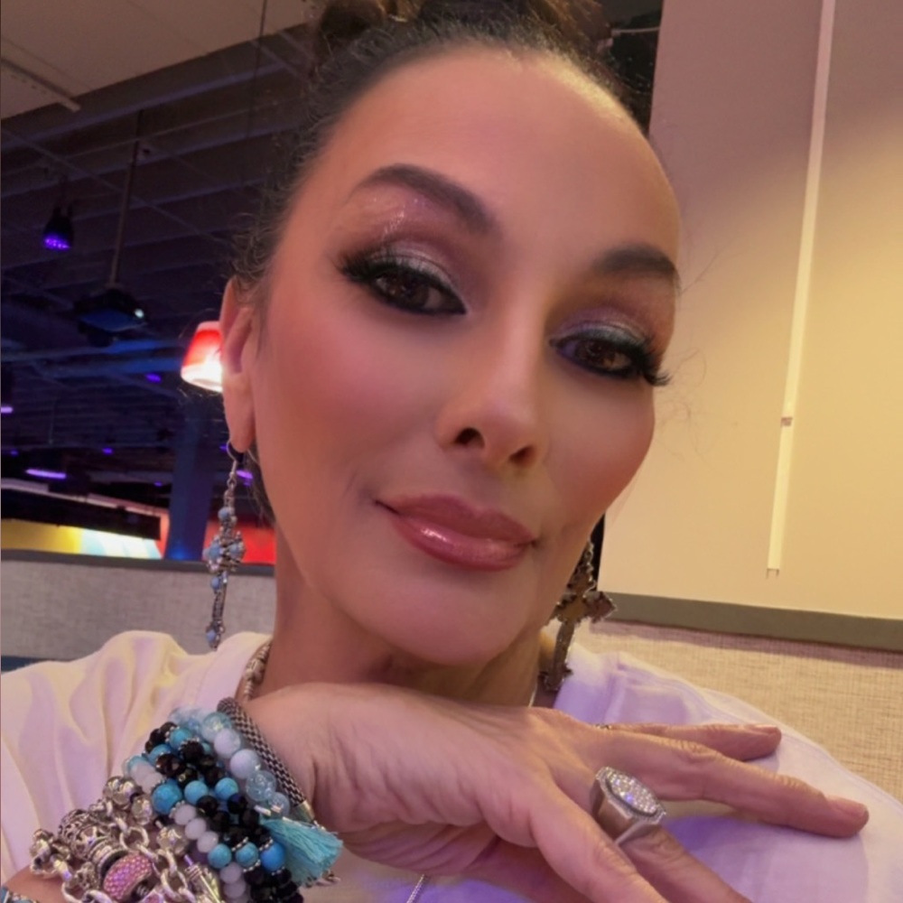 Meet your Posher, Iris